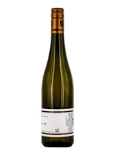 Laden Sie das Bild in den Galerie-Viewer, Weinkeller Hohenbrunn: Bild einer Weinflasche von der Seite mit Etikett vom Weingut Bernhart aus Schweigen in der Pfalz mit Chardonnay Trocken VDP.Gutswein