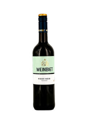 Laden Sie das Bild in den Galerie-Viewer, Weinkeller Hohenbrunn: Weinflasche mit Etikett der Weinbiet Manufaktur mit Pinot Noir von vorne