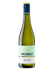 Laden Sie das Bild in den Galerie-Viewer, Weinkeller Hohenbrunn: Weinflasche von vorne mit Etikett Riesling alkoholfrei von der Weinbiet Manufaktur