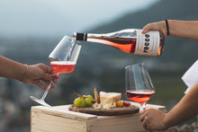 Laden Sie das Bild in den Galerie-Viewer, Weinkeller Hohenbrunn: Bild einer Brotzeit mit Käse, Obst und Gemüse, sowie zwei Weinflaschen mit alholfreiem Apfel-Apreritivo Roco vom Weinsepphof in Lana / Südtirol und zwei Gläsern