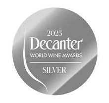 Laden Sie das Bild in den Galerie-Viewer, Weinkeller Hohenbrunn präsentiert vom Weingut Freccianera der Fratelli Berlucci im Franciacorta die Auszeichnung Silver beim World Wide Decanter Award 2025 für Freccianera Brut Blanc de Blancs Franciacorta DOCG.