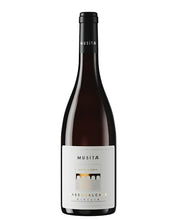 Laden Sie das Bild in den Galerie-Viewer, Der Weinkeller Hohenbrunn präsentiert eine Weinflasche der Cantina Musita aus Sizilien mit Passsocalcara Rosso Riserva D.O.C. von vorne