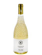 Laden Sie das Bild in den Galerie-Viewer, Der Weinkeller Hohenbrunn präsentiert eine Weinflasche von der Masseria Tagaro aus Apulien mit Vermentino Verdazzo.