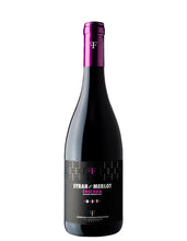 Laden Sie das Bild in den Galerie-Viewer, Weinkeller Hohenbrunn präsentiert eine Weinflasche der Tenute Folonari mit Syrah und Merlot "B-S-T"  Toscana I.G.T. von vorne