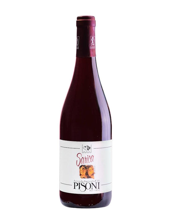 Der Weinkeller Hohenbrunn präsentiert eine Weinflasche vom Weingut Azienda Fratelli Pisoni aus dem Trentino mit dem Rotweincuvée Sarica IGT.