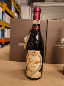Der Weinkeller Hohenbrunn präsentiert eine Weinflasche vom Weingut Cantine di Conselve mit Friularo Ambasciatore DOCG vor Kartons des Weingutes