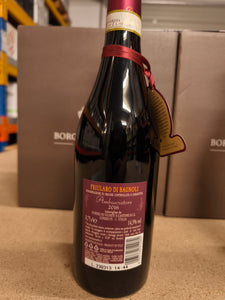 Der Weinkeller Hohenbrunn präsentiert eine Weinflasche von hinten vom Weingut Cantine di Conselve mit Friularo Ambasciatore DOCG vor Kartons des Weingutes