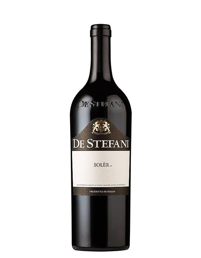 Der Weinkeller Hohenbrunn präsentiert eine Weinflasche vom Weingut De Stefani mit dem Rotwein-Cuvée Solèr .