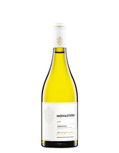 Laden Sie das Bild in den Galerie-Viewer, Der Weinkeller Hohenbrunn präsentiert eine Flasche Monastero Gewürztraminer Trentino DOC der Fondazione Edmund Mach in San Michele All`adige im Trentino.
