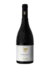 Laden Sie das Bild in den Galerie-Viewer, Der Weinkeller Hohenbrunn präsentiert eine Weinflasche von der Masseria Tagaro aus Apulien mit Cinquenoci Primitivo.
