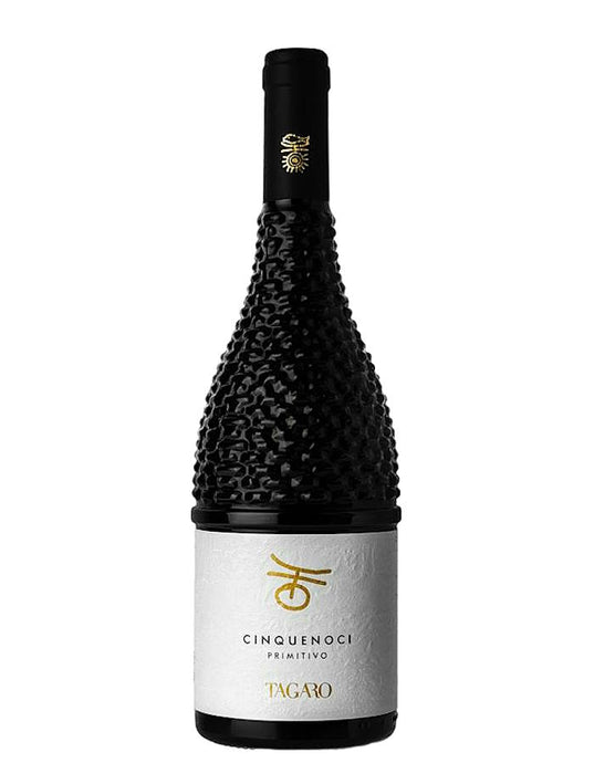 Der Weinkeller Hohenbrunn präsentiert eine Weinflasche von der Masseria Tagaro aus Apulien mit Cinquenoci Primitivo.