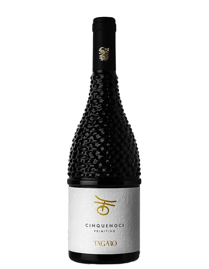 Der Weinkeller Hohenbrunn präsentiert eine Weinflasche von der Masseria Tagaro aus Apulien mit Cinquenoci Primitivo.