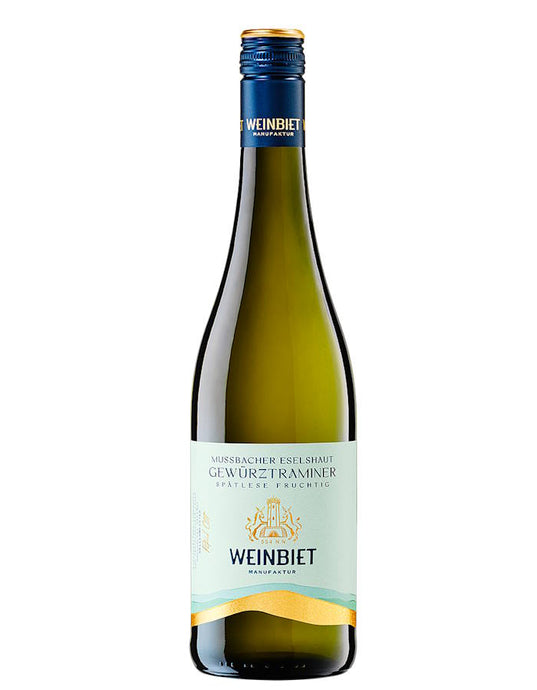 Der Weinkeller Hohenbrunn präsentiert eine Weinflasche von der Weinbiet Manufaktur in der Pfalz mit Gewürztraminer Eselshaut Spätlese Fruchtig.
