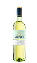 Laden Sie das Bild in den Galerie-Viewer, Der Weinkeller Hohenbrunn präsentiert eine Weinflasche von der Weinbiet Manufaktur in der Pfalz mit Silvaner Trocken.
